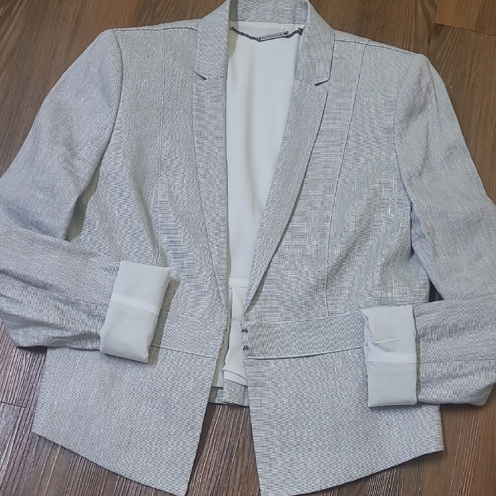 Elie Tahari Light Gray Textured Blazer for women used exelent condition.